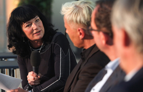 Prof. Dr. Karin Böllert in einer Gesprächsrunde.
